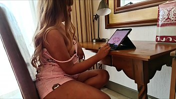 mi hijastra me da su culito apretado a cambio de una tablet porntube dino para sus clases virtuales 