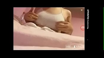 www usa sex chica juega con sus senos 