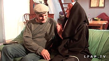 une vieille nonne baisee et sodomisee par familystroke papy et son pote 