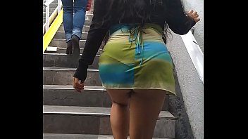 soy meche candela df6 org con un sexi vestido caminando en el metro chapultepec 