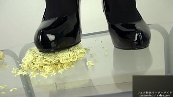 petalda pumps foodcrush noodles into pieces 