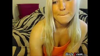 sexerotika blonde teen masturbates front the webcam 