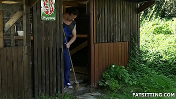 bbw xpornvideos lenka facesitting her gardener to punish him 
