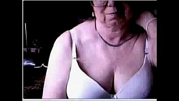 hacked webcam caught my old plus size nude mom having fun at pc 