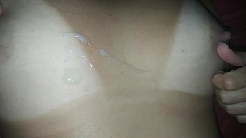 banho de porra upskirt downblouse nos peitos da esposa com o consolo na buceta 